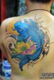 męskie ramiona piękny kolorowy wzór tatuażu kałamarnicy lotosu