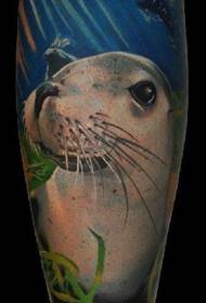 小腿上一幅海狮纹身图案