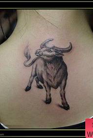 djevojke natrag uzorak tetovaža bika