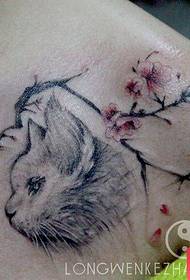 Lindo patrón de tatuaje de gato y ciruela para niñas en el pecho