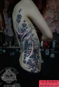 djevojka struk prekrasan tradicionalni uzorak tetovaže lotosa lignje