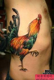 un tatuaggio di gallo sulla vita laterale