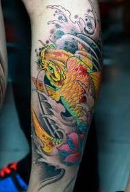 Been vun engem faarwege faarwege Bluttfaarf Lotus Tattoo Muster