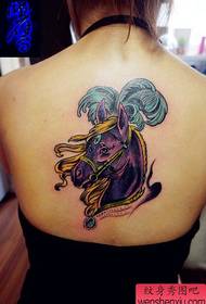Девојка популарног узорка тетоваже поп коња