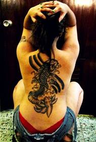 женски тетоважа на лигњи од лигњи