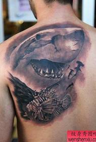 een haaien tattoo patroon op de rug