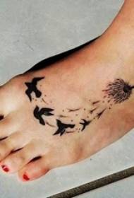 tecnica di schizzo in bianco e nero modello di tatuaggio rondine animale uccello piccolo