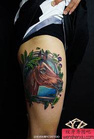 татуировка ноги красивый конь