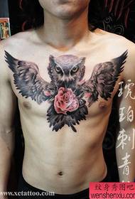 mannlig foran brystet er veldig kult og kult ugle tatovering mønster