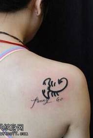 modello di tatuaggio scorpione linea spalla