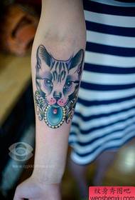 mergaitės rankos populiarus klasikinės mokyklos stiliaus katės tatuiruotės modelis