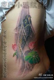 piękna boczna talia ładnie wyglądający tusz malarstwo karp lotosowy wzór tatuażu