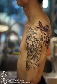 Қытай стиліндегі сия түсі дәстүрлі кальмар лотос татуировкасы