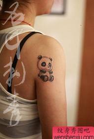 dívka Arm roztomilý a krásný malý panda tetování vzor