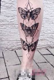 男孩的小腿上黑刺幾何線蝴蝶紋身圖片
