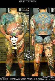 მაგარი კაცის სხეული Tang Lion და squid tattoo model
