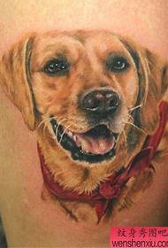 un'immagine del tatuaggio del golden retriever