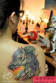 tjejens rygg vackert populära häst tatuering mönster
