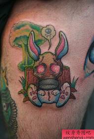 um padrão alternativo de tatuagem de coelho mascarado bonito