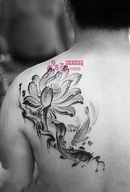 Tatuaggio in bianco e nero di calamaro inchiostro Lotus