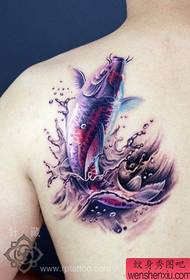 spalle maschili pop modello di tatuaggio calamari meravigliosamente realistico