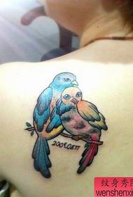 Pola tattoo manuk warna taktak warna