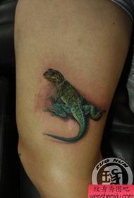 yon koulè vif modèl tatoo gecko nan klasik yo janm yo