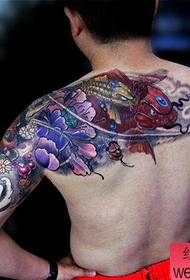 кул шема на тетоважа лотос од лигњи на рамото на момчето