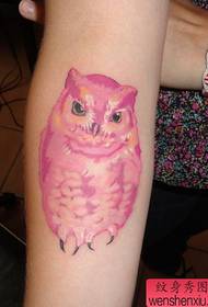 lengan pola tato burung hantu berwarna-warni