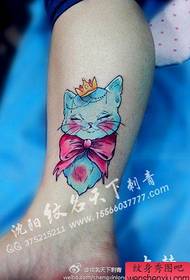 ang mga batang babae ay maaaring tumingin sa pattern ng pusa at bow tattoo