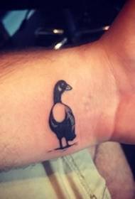 pojat ranne mustalla pistolla yksinkertainen lintu eläin ankka tatuointi kuvia
