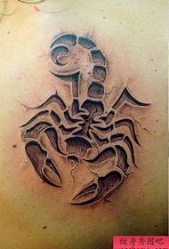 un motif de tatouage de scorpion fissuré de pierre classique populaire