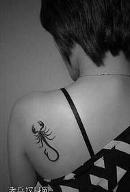 axel liten skorpion tatuering mönster