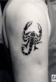 un gruppo di squisiti tatuaggi totem scorpione