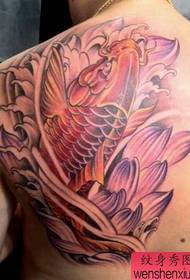 muško rame s šarenim uzorkom tetovaže lignje