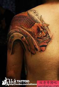 klasyczny wzór tatuażu z jeżozwierza na męskim ramieniu