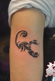 padrão de tatuagem de escorpião totem bonito clássico de braço grande
