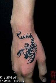 modello del tatuaggio del totem dello scorpione della mano