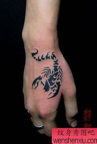 škorpion tetovaža uzorak: ruka natrag tigar usta totem škorpion tetovaža uzorak