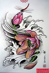 un modèle manuscrit de tatouage de libellule lotus traditionnel