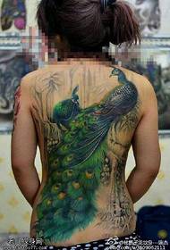 Påfugl tatoveringsmønster i dyp ryggskog