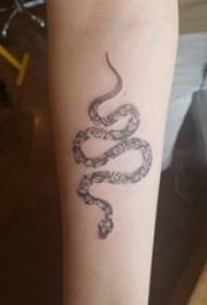 rapaza gris no brazo cunha sinxela liña de flores de plantas e fotos de tatuaxes de serpes