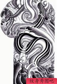 un tatuaggio a serpente mezzo pitone