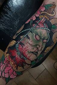 Modello tradizionale giapponese del tatuaggio del fiore di serpente crudo