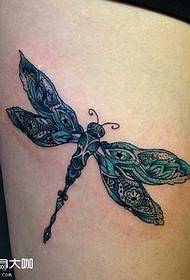 mudellu di tatuaggi di libellula per a gamba