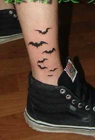 disegno del tatuaggio pipistrello nero sulla parte esterna della gamba