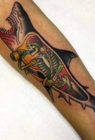 タトゥーアーティストのサムケインのオリジナルカラーサメと他の動物のタトゥー