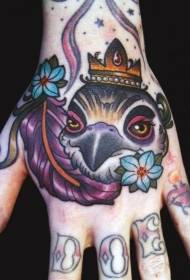 Cap de păsări de culoare porumbel și model de tatuaj coroană