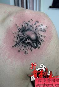 un bel disegno del tatuaggio delfino sulla spalla