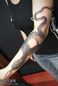 bracciu longu mudellu di tatuaggi di serpente